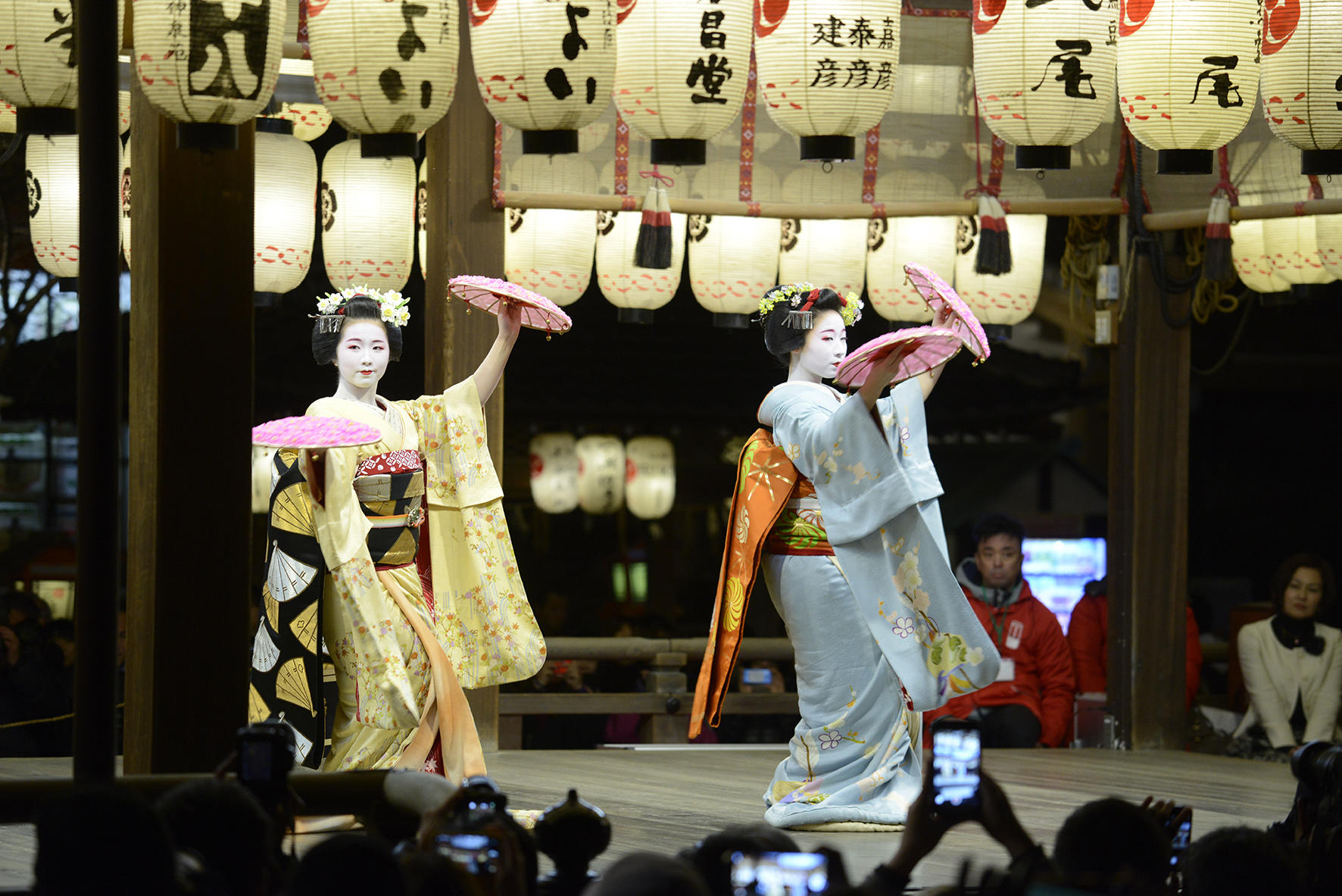 舞妓さんの舞『写真提供：京都・花灯路推進協議会』.jpg